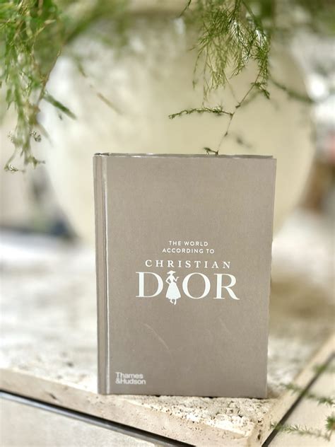 Libro: The World According to Christian Dior Versión en inglés